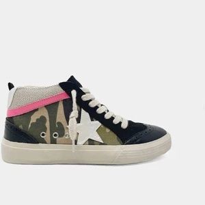 New never worn high top Camo sneakers.